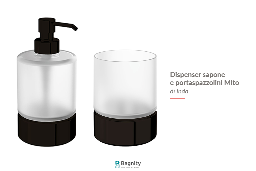 Il portaspazzolini e il dispenser sapone da appoggio della serie Mito del brand Inda, in vetro satinato con finiture in nero opaco.