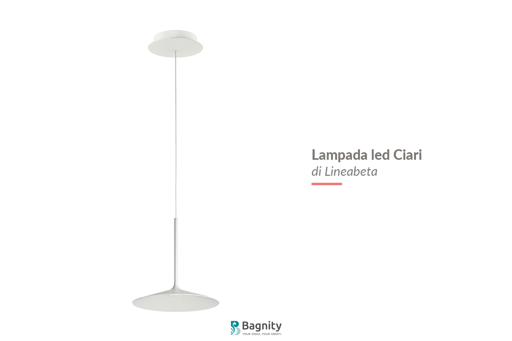 La lampada a led Ciari (Lineabeta) con sospensione a soffitto in alluminio bianco.